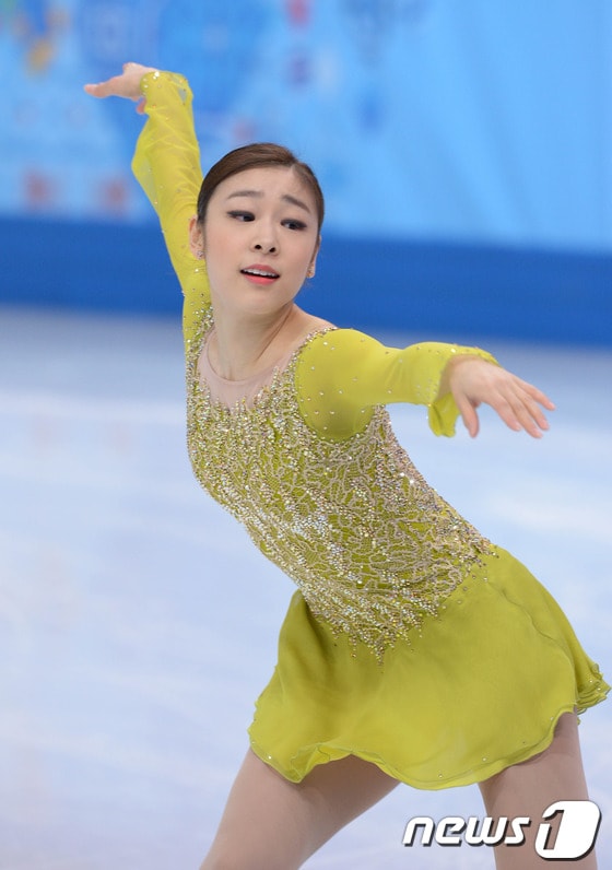 '피겨여왕' 김연아가 20일(한국시간) 러시아 소치 해안 클러스터 아이스버그 스케이팅 팔라스 경기장에서 열린 피겨 스케이팅 여자 싱글 쇼트프로그램에서 '어릿광대를 보내주오' 선율에 맞춰 환상적인 연기를 펼치고 있다.김연아가 도전하는 올림픽 2연패는 여자 피겨에서 보기 힘든 기록이다. 노르웨이의 소냐 헤니(1928, 1932, 1936)와 독일의 카타리나 비트(1984, 1988)만이 가진 기록으로, 김연아의 이번 도전에 사상 3번째 올림픽 2연패 달성 여부가 달려 있어 많은 관심이 모이고 있다.2014.2.20/뉴스1  © News1   (소치(러시아)=뉴스1) 이동원 기자