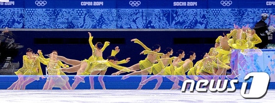 '피겨여왕' 김연아가 20일(한국시간) 러시아 소치 해안 클러스터 아이스버그 스케이팅 팔라스 경기장에서 열린 피겨 스케이팅 여자 싱글 쇼트프로그램에서 '어릿광대를 보내주오' 선율에 맞춰 환상적인 연기를 펼치고 있다.김연아가 도전하는 올림픽 2연패는 여자 피겨에서 보기 힘든 기록이다. 노르웨이의 소냐 헤니(1928, 1932, 1936)와 독일의 카타리나 비트(1984, 1988)만이 가진 기록으로, 김연아의 이번 도전에 사상 3번째 올림픽 2연패 달성 여부가 달려 있어 많은 관심이 모이고 있다.2014.2.20/뉴스1 © News1   (소치(러시아)=뉴스1) 이동원 기자