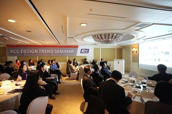 KCC가 지난 19일 리츠칼튼호텔에서 디자인 전문가 및 협력업체 대상 '2014-2015 트렌드 펄스 디자인 세미나'를 개최했다.(사진제공=KCC)© News1  