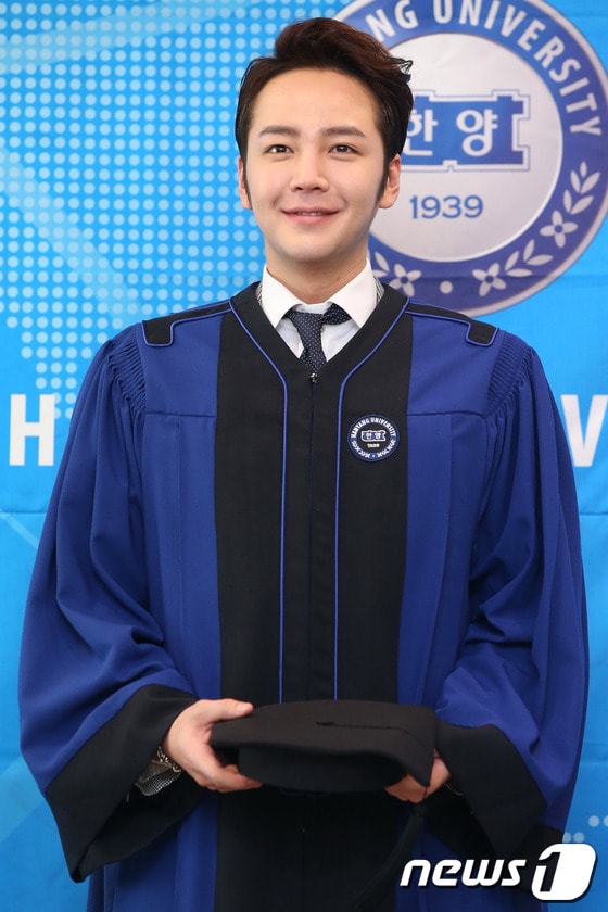 배우 장근석이 20일 오전 서울 성동구 한양대학교 경영관에서 열린 2013년 학위수여식에 참석해 포즈를 취하고 있다. 2014.2.20 스타뉴스/뉴스1 © News1 (서울=뉴스1)