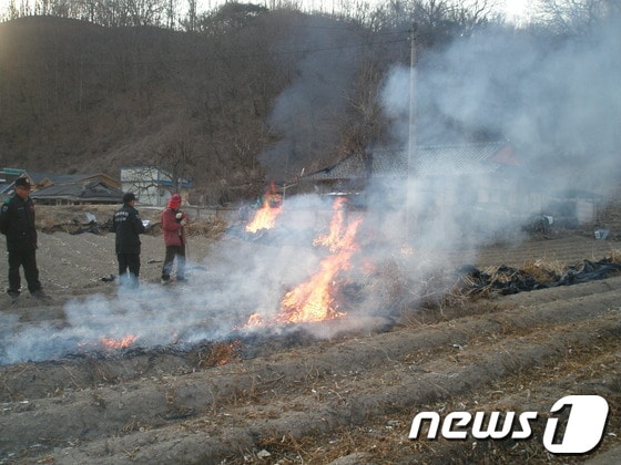 전북 무주군이 날씨가 건조해지면서 산불 발생 위험이 높은 만큼 야외 소각 행위를 자제해달라고 당부했다.&#40;남부지방산림청 제공&#41;/News1