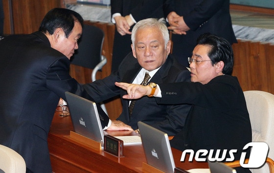 민주당 김한길 대표와 전병헌 원내대표, 장병완 정책위의장이 20일 오후 국회에서 열린 본회의에서 굳은 얼굴로 대화를 나누고 있다. 2014.2.20/뉴스1 © News1   오대일 기자