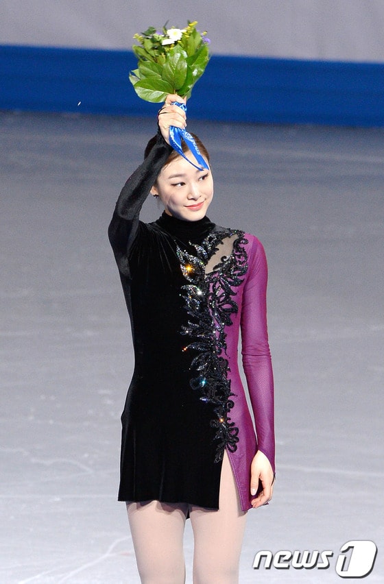 '피겨 여왕' 김연아가 21일(한국시간) 러시아 소치 해안 클러스터 아이스버그 스케이팅 팔라스 경기장에서 열린 프리 스케이팅 경기 후 플라워 세레머니를 하고 있다. 김연아는 144.19점을 받아 전날 쇼트에서 받은 74.92점을 합산해 총점 219.11점으로 러시아의 소트니코바에 이어 은메달을 차지했다. 2014.2.21/뉴스1 © News1 (소치(러시아)=뉴스1) 이동원 기자