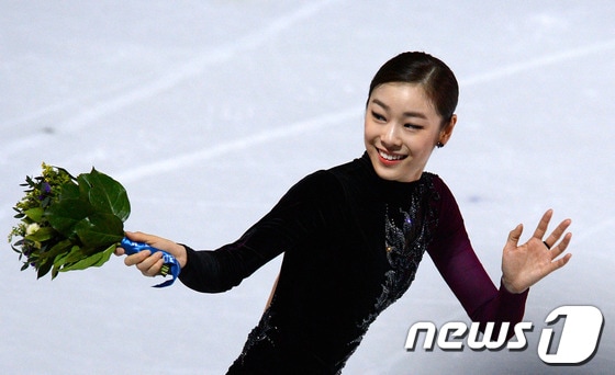 '피겨 여왕' 김연아가 21일(한국시간) 러시아 소치 해안 클러스터 아이스버그 스케이팅 팔라스 경기장에서 열린 프리 스케이팅 경기 후 꽃다발을 들고 팬들에게 인사하고 있다.김연아는 144.19점을 받아 전날 쇼트에서 받은 74.92점을 합산해 총점 219.11점으로 러시아의 소트니코바에 이어 은메달을 차지했다. 2014.2.21/뉴스1 © News1   (소치(러시아)=뉴스1) 이동원 기자
