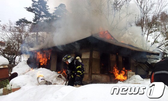 22일 오전 10시47분께 강원 동해시 지흥동&#40;분토길&#41; 주인이 없는 빈 집에서 원인을 알 수 없는 불이 나 소방대원이 화재를 진압하고 있다.경찰과 소방당국은 노후주택인 점과 배선의 전기 단락으로 불이 난 것으로 보고 정확한 화재 원인을 조사하고 있다. &#40;동해소방서 제공&#41; 2014.2.22/뉴스1 © News1   서근영 기자