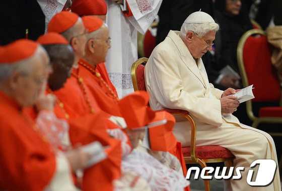 베네딕토 16세 전 교황이 22일(현지시간) 성베드로 대성당에서 열린 추기경 서품식을 참관하고 있다.© AFP=뉴스1