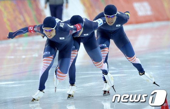 한국 스피드스케이팅 대표팀 이승훈,김철민,주형준이 23일&#40;한국 시간&#41; 러시아 소치 해안클러스터 아들레르 아레나에서 열린 스피드스케이팅 남자 팀 추월 결승에서 역주하고 있다. 남자 팀추월 대표팀은 네델란드에 아쉽게 패해 은메달을 획득했다. 2014.2.23/뉴스1 © News1 &#40;소치&#40;러시아&#41;=뉴스1&#41; 이동원 기자