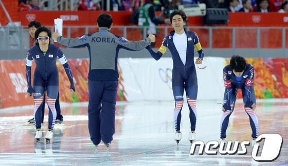 한국 스피드스케이팅 대표팀 이승훈,김철민,주형준이 23일(한국 시간) 러시아 소치 해안클러스터 올림픽파크 내 메달 프라자에서 열린 스피드스케이팅 남자 팀추월 결승에서 네덜란드에 이어 결승선을 통과해 은메달을 확보했다. 역주를 마친 선수들이 코치와 하이파이브를 하고 있다. 2014.2.23/뉴스1 © News1 (소치(러시아)=뉴스1) 이동원 기자