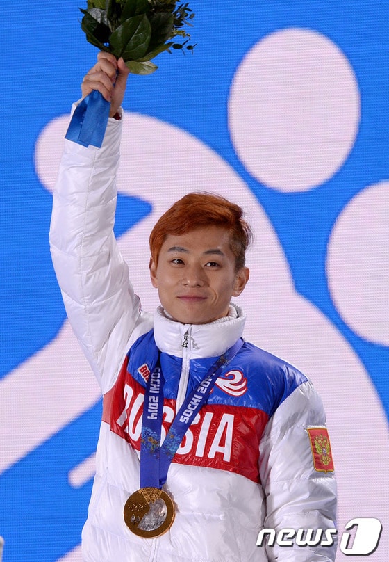 러시아 쇼트트랙의 황제 안현수&#40;빅토르 안&#41;가 23일&#40;한국 시간&#41; 러시아 소치 해안클러스터의 올림픽 파크 내 메달 프라자에서 열린 남자 쇼트트랙 500m 시상식에서 관중들의 환호에 답하고 있다.2014.2.23/뉴스1 © News1   &#40;소치&#40;러시아&#41;=뉴스1&#41; 이동원 기자