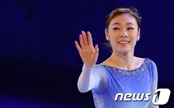 '피겨여왕' 김연아가 23일(한국시간) 러시아 소치의 아이스버그 스케이팅 팰리스에서 열린 피겨스케이팅 갈라쇼 무대에서 가수 에이브릴 라빈이 부른 존 레논 원곡의 ‘Imagine(이매진)’에 맞춰 아름다운 연기를 펼치고 있다. 김연아는 이번 대회에서 쇼트프로그램과 프리스케이팅에서 모두 실수 없이 깔끔한 연기를 보여줬다. 그럼에도 석연찮은 판정 탓에 올림픽 2연패를 이루지 못하고 은메달을 목에 걸었다.2014.2.23/뉴스1 © News1   ( 소치(러시아)=뉴스1) 이동원 기자
