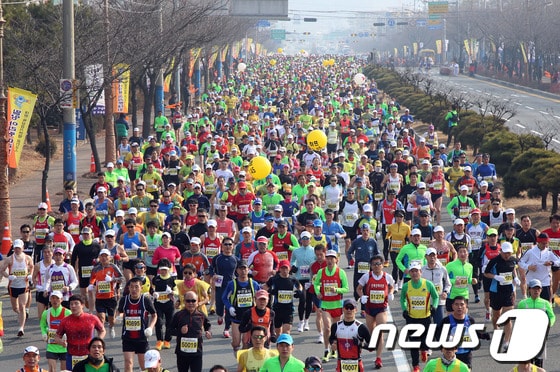 제11회 밀양아리랑 마라톤대회가 23일 오전 밀양공설운동장을 출발하는 공인 마라톤코스에서 9000여 명의 마라토너가 참여한 가운데 성황리에 마무리됐다. <밀양시 제공>© News1