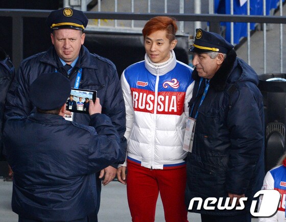 러시아 &#39;쇼트의 황제&#39; 안현수가 지난 2월23일&#40;한국시간&#41; 소치 동계올림픽 폐막식이 열리는 피시트 올림픽 스타디움을 찾아 경찰들과 기념촬영을 하고 있다. © News1 &#40;소치&#40;러시아&#41;=뉴스1&#41; 이동원 기자