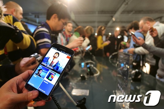 삼성전자는 지난달 24일(현지시간) 스페인 바르셀로나 컨벤션센터(CCIB)에서'삼성 모바일 언팩 2014'를 개최하고 신제품을 공개했다. 사진은 행사에 참석한 미디어와 거래선, 관계자들이 삼성전자의 신제품을 체험하고 있다.(삼성전자 제공) 2014.2.25/뉴스1 © News1