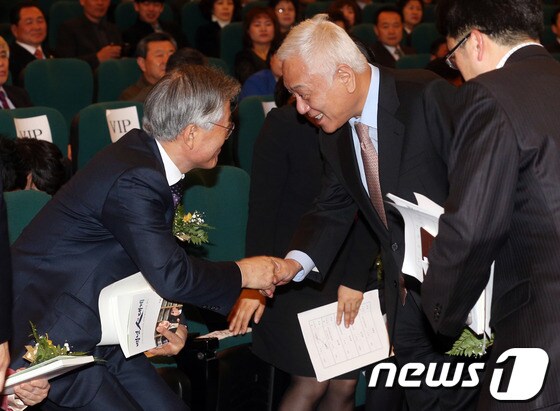 민주당 김한길 대표와 문재인 의원이 25일 오후 서울 여의도 국회 도서관에서 열린 박홍근 의원 출판기념회에서 인사를 나누고 있다. 2014.2.25/뉴스1 © News1 허경 기자