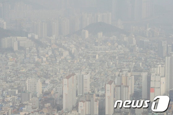 25일 오후 부산 하늘에 중국발 미세먼지가 하늘을 뒤덮고 있다.기상청은 