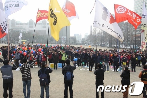 25일 박근혜 정부 출범 1주년을 맞아 대전지역에서도 민주노총 국민파업대회가 열렸다. 이날 서대전시민공원에서 열린 집회에는 대전지역 50여개 단체 500여명이 참여했다. © News1 박영문 기자