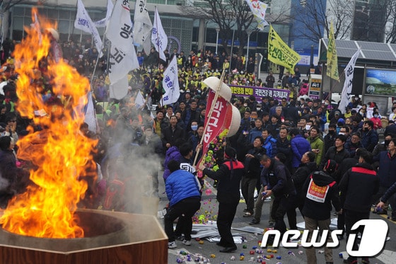 전국민주노동조합총연맹 광주·전남지역본부는 25일 오후 3시 광주역 앞 광장에서 조합원 1500여명이 참석한 가운데 2.25 국민파업대회를 열었다.이들은 행사를 마치고 박근혜 퇴진 박터트리기를 한후 '유신독재'근조 꽃상여를 들고 금남로까지 행진을 벌였다.2014.2.25/뉴스1 © News1 김태성 기자