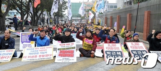 민주노총 제주지역본부는 25일 오후 4시부터 제주시청 도로에서 국민파업 제주지역 결의대회를 가졌다. 이날 결의대회는 경찰서 추산 150여명의 인원이 참석했다. © News1 이상민 기자   