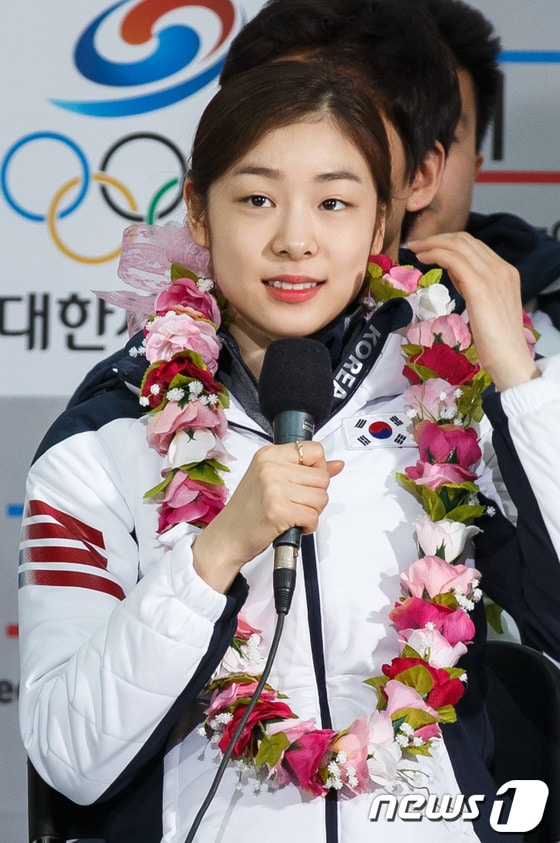 2014 소치 동계올림픽 대표팀 김연아 선수가 25일 오후 인천국제공항을 통해 귀국한 뒤 열린 해단식에서 취재진의 질문에 답하고 있다. 2014.2.25/뉴스1 © News1   유승관 기자