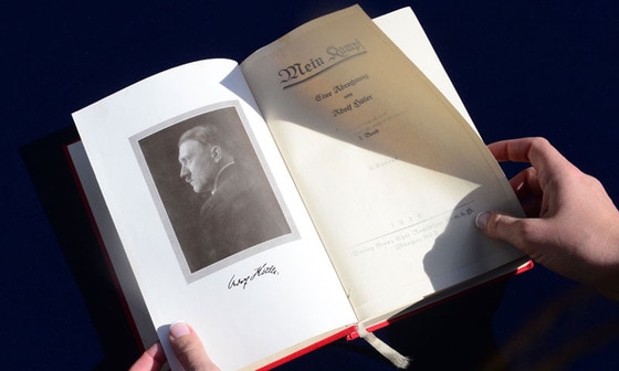 아돌프 히틀러가 직접 서명한 2권짜리 저서 '나의 투쟁(Mein Kampf)'. © AFP=News1