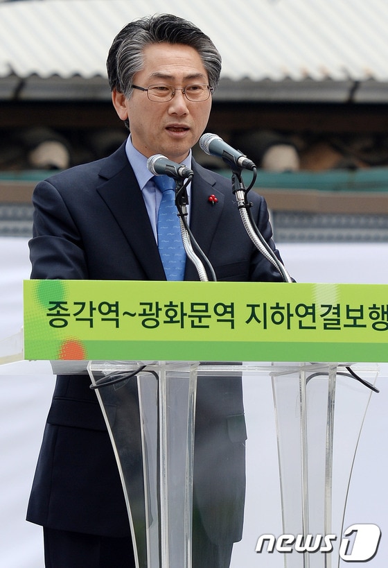 김영종 종로구청장이 27일 오후 서울 청진동 중앙공원에서 열린 종각역-광화문역 지하연결보행로 기공식에서 축사를 하고 있다. 2015년에 완공예정인 지하보행로는 쇼핑몰과 편의시설이 들어설 예정이며 이와 함께 청진구역 지상부에는 전통미를 상징적으로 담아낼 근린공원과 옛 피맛길도 연결된다. 2014.2.27/뉴스1 © News1   손형주 기자