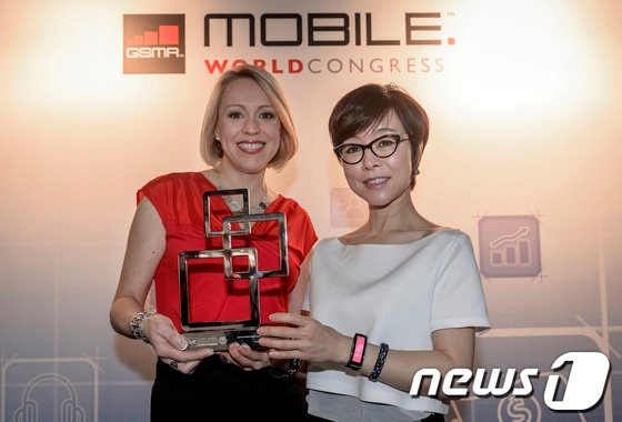 사진은 삼성전자 무선사업부 마케팅팀장 이영희 부사장이 '최고 모바일 제품'을 수상하는 모습. © News1  