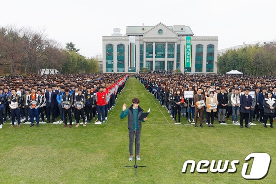 울산대학교가 2월 28일 오전 10시 30분 교내 중앙정원에서 신입생과 학부모 등 5000여 명이 참석한 가운데 2014학년도 신입생 입학식을 가졌다. 그림은 경영학부에 입학한 김동환(19․울산 성신고 졸) 군이 신입생을 대표해 입학선서를 하고 있는 모습. (울산대학교 제공) © News1  