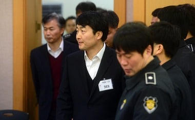 통합진보당 이석기 의원 등에 대한 내란음모 피의 사건 결심 공판일인 3일 이석기 의원이 수원지방법원 법정에 들어서고 있다. 2014.2.3/뉴스1  © News1   사진공동취재단