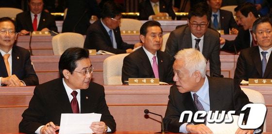 민주당 김한길 대표와 전병헌 원내대표가 3일 오후 서울 여의도 국회에서 열린 의원총회에서 굳은 얼굴로 대화를 나누고 있다. 2014.2.3/뉴스1 © News1 오대일 기자