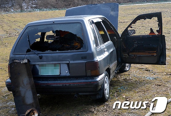 홍천경찰서는 3일 오후 2시 5분께 홍천군 남면 유목정리의 한 공터에 주차된 차량 운전석에서 불에 타 숨져 있는 김모씨(81·경기 안양)를 발견했다고 밝혔다.(홍천소방서 제공)© News1 이예지 기자