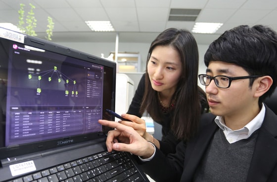 LG유플러스는 음성, 영상, 데이터 등 다양한 형태의 서비스를 단일 망에서 제공하는 올 아이피(All IP) 기반의 기업 전용회선 '캐리어이더넷' 서비스를 출시했다. (사진제공=LG유플러스)© News1  