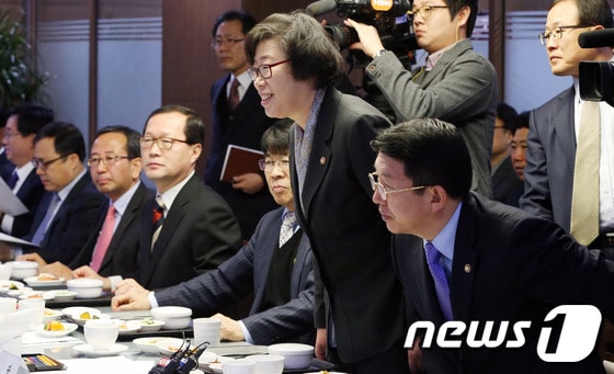 윤진숙 해양수산부 장관과 김석균 해양경찰청장이 5일 오전 서울 여의도 국회 의원회관에서 열린 '여수 기름유출' 관련 새누리당 제4정조위와 해양수산부의 당정협의에서 의원들과 인사를 나누고 있다. 이날 당정은 피해 어민들에 대한 피해보상책 마련과 재발방지를 위한 시스템 구축 등을 집중 논의한다. 2014.2.5/뉴스1 © News1 송원영 기자