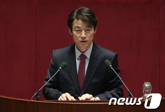 송호창 무소속 의원이 6일 서울 여의도 국회 본회의장에서 열린 정치 분야 대정부질문에서 발언을 하고 있다. 2014.2.6/뉴스1 © News1   송원영 기자