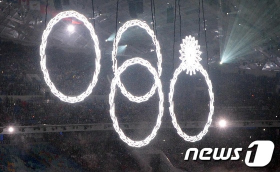 2014소치동계올림픽 개막식이 7일 오후(현지시간) 러시아 소치 피시트 올림픽 스타디움에서 성대하게 치러지고 있다. 이날 개막식에서 올림픽을 상징하는 오륜 형상 가운데 하나의 원이 제모습을 갖추지 못하고 있다.이번 소치올림픽에는 사상최대 규모인 88개국 6000명의 선수와 임원이 참가해 빙상을 비롯 스키, 바이애슬론, 봅슬레이, 스켈레톤, 루지, 컬링, 아이스하키 종목에서 98개의 금메달이 가려진다.한국 선수단은 6개 종목에 113명 선수 임원단이 참가하며 금메달 4개 이상, 종합순위 10위를 목표로 하고 있다. 2014.2.8/뉴스1 © News1 (소치(러시아)=뉴스1) 사진공동취재단