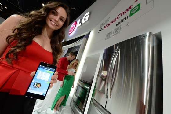 LG전자가 지난 달 미국 라스베이거스에서 열린 'CES 2014' 가전 박람회에서 스마트폰을 통해 가전제품과 친구처럼 일상언어로 대화할 수 있는 사용자 친화적인 서비스인 홈챗을 시연하고 있다.(사진제공=LG전자)© News1  