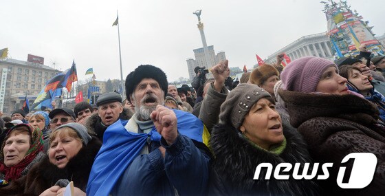 우크라이나 반정부시위대가 9일 키예프 독립광장에서 시위를 벌였다. © AFP=뉴스1
