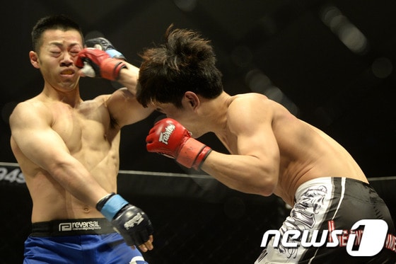 개그맨 윤형빈&#40;오른쪽&#41;이 9일 오후 서울 송파구 올림픽공원 올림픽홀에서 열린 로드FC 014에서 일본 타카야 츠쿠다 선수와 치열한 경기를 펼치고 있다. 2014.2.9/뉴스1 © News1   안은나 기자