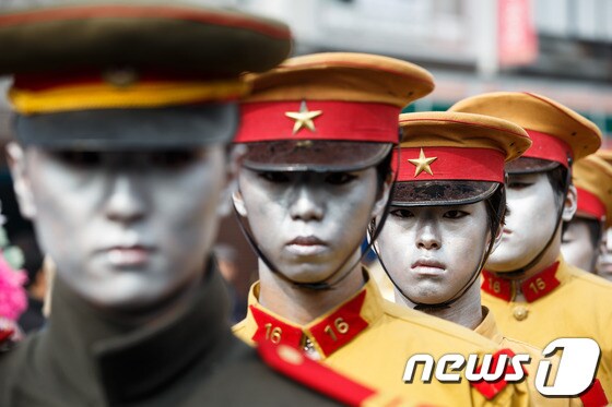 제95주년 3.1절인 3월 1일 서울 종로구 남인사마당에서 열린 '3·1 만세의 날 거리축제'에서 일본군 복장을 한 참가자들이 행진을 하고 있다. 2014.3.1/뉴스1 © News1 유승관 기자