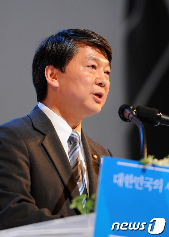 1일 오후 전북대학교 삼성문화회관에서 열린 강봉균 전 재정경제부 장관의 저서 '대한민국의 새정치를 위해 그리고 낙후된 전북발전을 위해 다시 한번 뛰겠습니다' 출판기념회에서 안철수 새정치연합(가칭) 중앙위원장이 축사를 하고 있다.2014.3.1/뉴스1 © News1 김대웅 기자