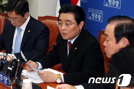 전병헌 민주당 원내대표가 11일 오전 서울 여의도 국회에서 열린 원내대책회의에 참석해 