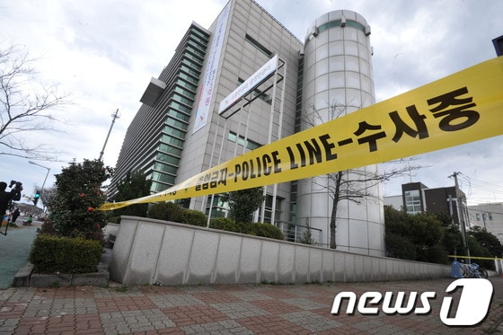 12일 오전 10시5분께 제주시 이도2동 제주도 선거관리위원회 5층 옥상에서 공정선거지원단원인 현모(29)씨가 바닥으로 추락해 숨지는 사고가 발생해 경찰이 수사를 벌이고 있다. © News1 이상민 기자    