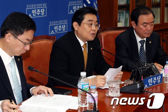 전병헌 민주당 원내대표가 13일 오전 서울 여의도 국회에서 열린 원내대책회의에 참석해 