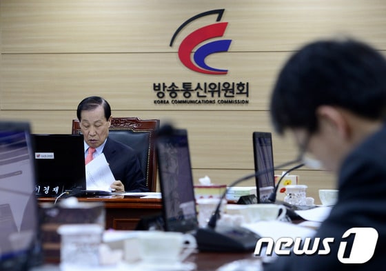 이경재 방송통신위원장이 13일 오전 경기 과천정부청사 방송통신위원회에서 열린 전체회의에서 자료를 살피고 있다.2014.3.13/뉴스1 © News1 안은나 기자