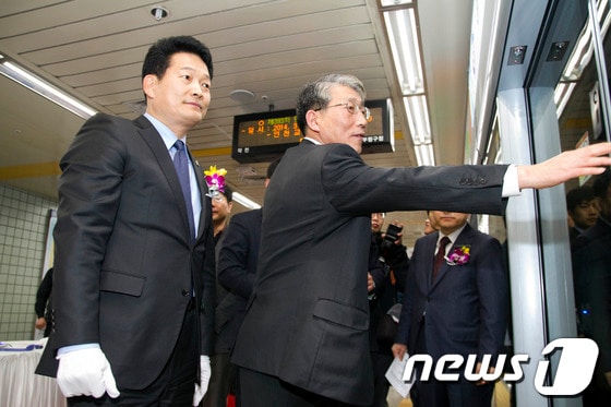 13일 송영길 인천시장(좌측)과 인천교통공사 오홍식(우측) 사장이 부평구청에 마련된 승강장안전문을 점검하고 있다. 사진 제공=인천교통공사.© News1