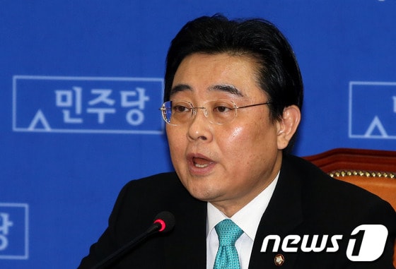 전병헌 민주당 원내대표가 14일 오전 서울 여의도 국회에서 열린 최고위원회의에 참석해 국정원 간첩증거조작 사건과 관련 