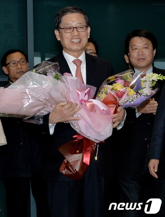 서울시장 출마를 공식선언한 김황식 전 총리가 14일 오후 인천국제공항을 통해 귀국하며 지지자들로부터 꽃다발을 받고 있다.김 전 총리는 