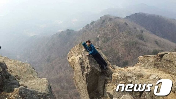 경기 5악중 하나인 감악산을 오른 김문수 경기도지사 /사진=김문수지사 페이스북 © News1 