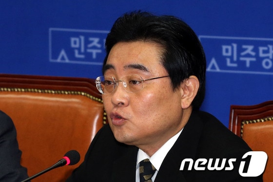 전병헌 민주당 원내대표가 17일 오전 서울 여의도 국회에서 열린 최고위원회의에 참석해 발언하고 있다.2014.3.17/뉴스1 © News1   이광호 기자