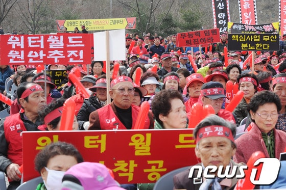3월18일 오후 2시 강원 정선 사북 뿌리관 광장에서 폐광지역 경제회생 및 워터월드 축소 철회를 위한 범주민 결의대회가 열렸다. 2014.3.18./뉴스1 © News1 하중천 
