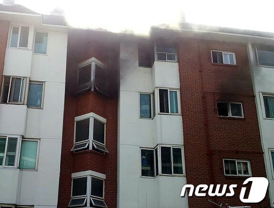 18일 오전 11시 50분께 강원 춘천시 후평동의 다세대주택 4층에서 김치냉장고 폭발로 불이 나 건물 내부 66㎡와 집기류 등을 태우고 20여분 만에 꺼졌다. 이로 인한 재산피해는 1430여만원&#40;소방서 추산&#41;에 이르며 인명피해는 없었다.&#40;춘천소방서 제공&#41; 2014.3.18/뉴스1 © News1   이예지 기자